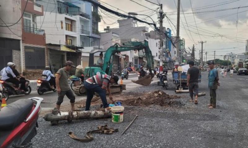 Cảnh buổi sáng tại lối ra vào chung cư Mường Thanh Gò Vấp, với người dân và xe cộ tấp nập chuẩn bị đi làm
